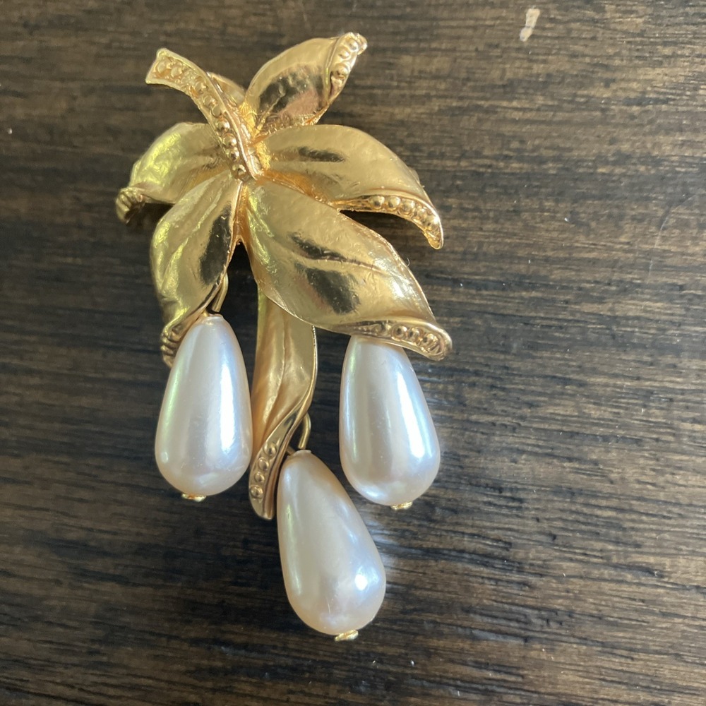 VTG. PEARL COLOR PEAR BROOCH W/GOLD TONE LEAVES